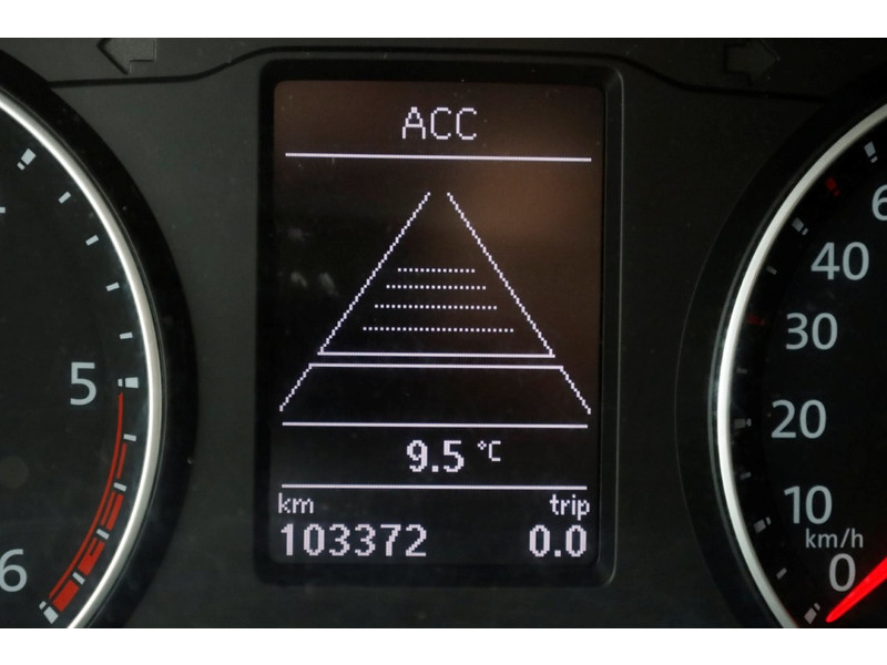 42378079-volkswagen-transporter-17