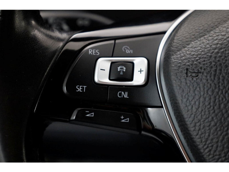 48417502-volkswagen-transporter-17