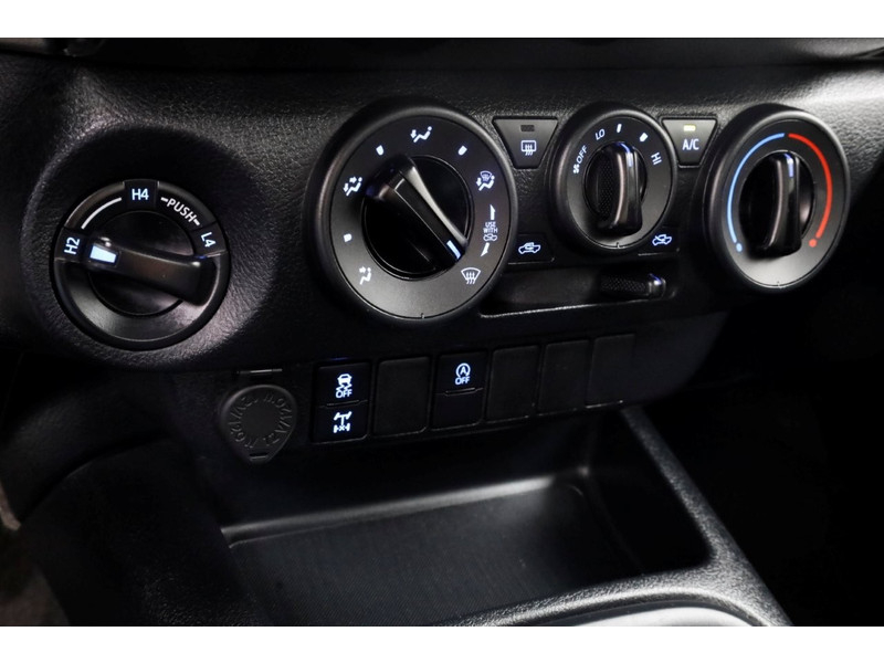 48611505-toyota-hilux-16