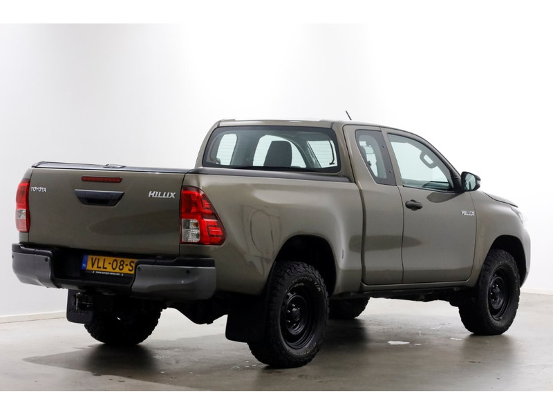 48611505-toyota-hilux-2
