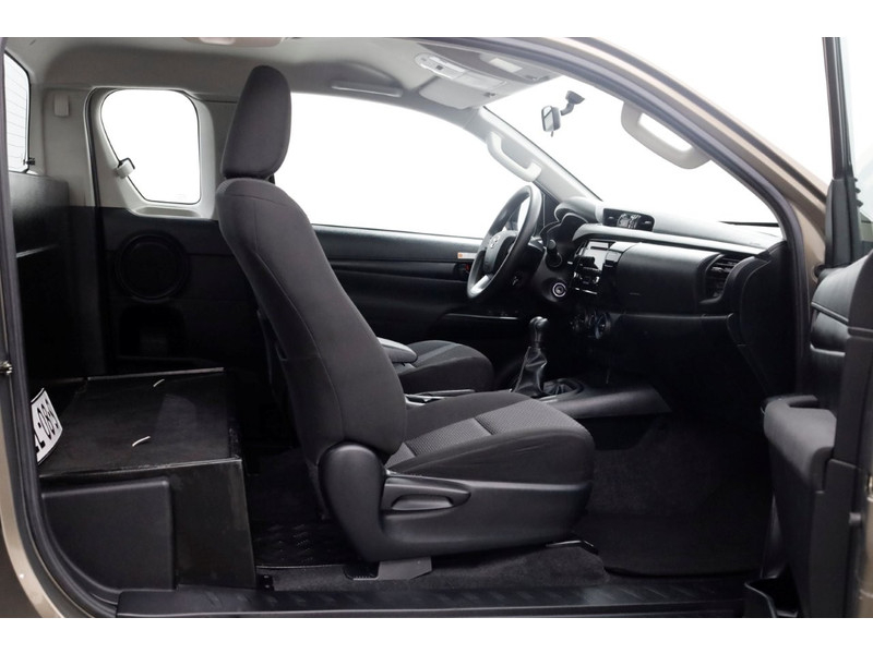 48611505-toyota-hilux-3