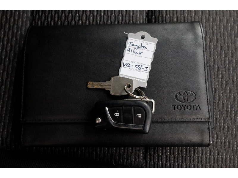 48611505-toyota-hilux-6