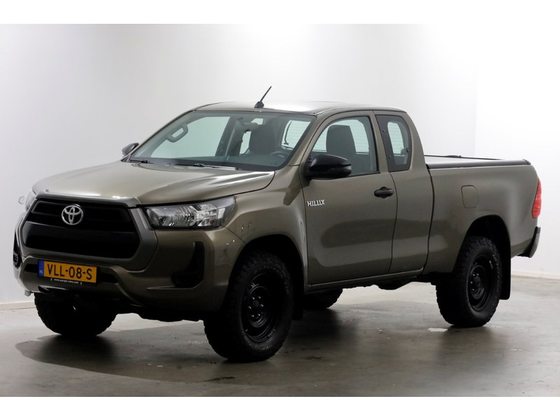 48611505-toyota-hilux-8