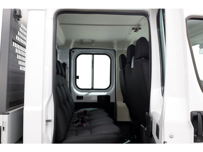 49058645-peugeot-boxer-7