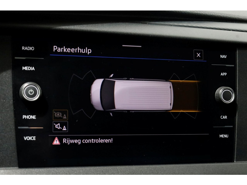 49083188-volkswagen-transporter-16