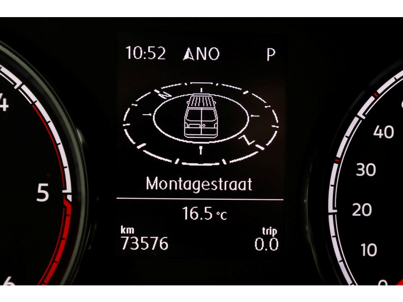 49083188-volkswagen-transporter-19