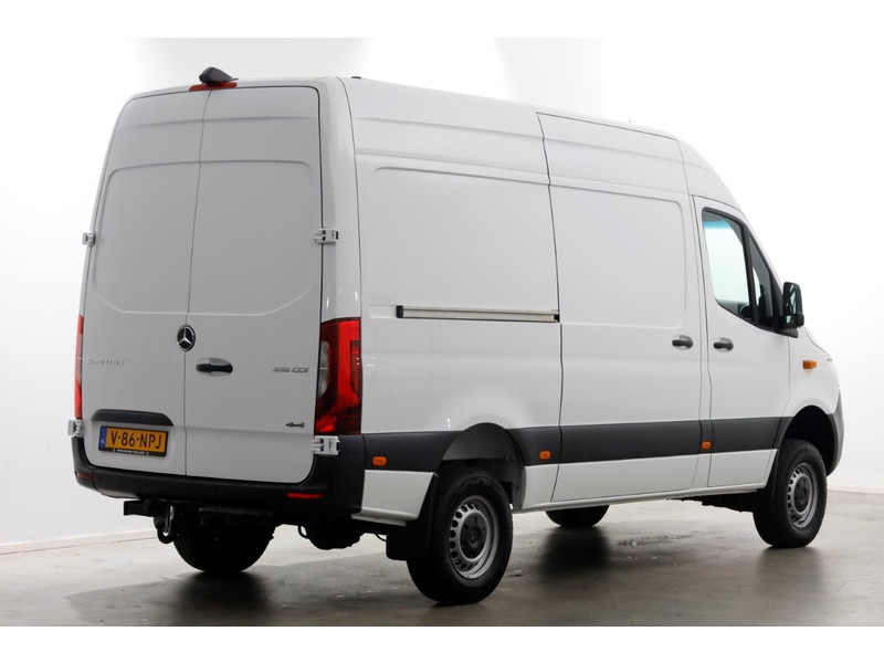 49759073-mercedes-benz-sprinter-2