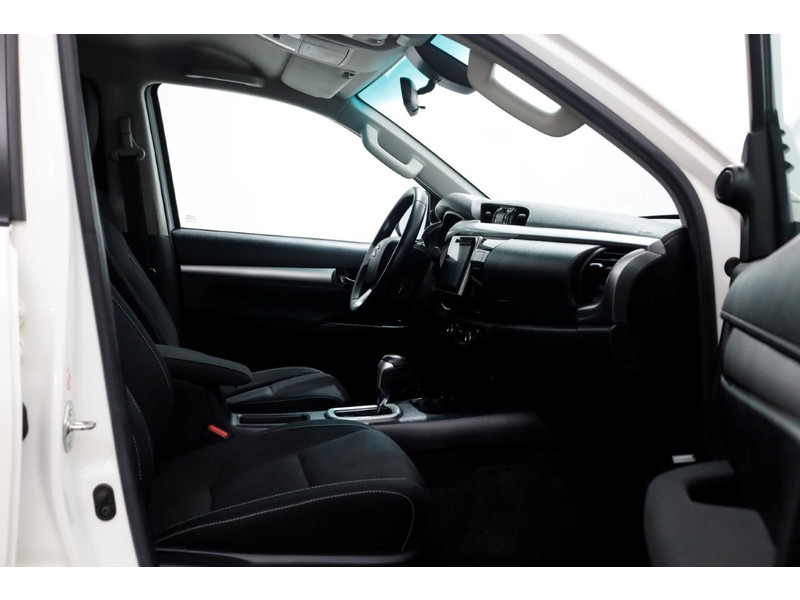 50861051-toyota-hilux-3