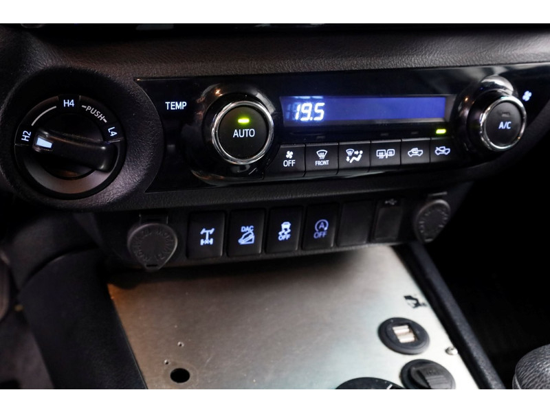 50861052-toyota-hilux-15