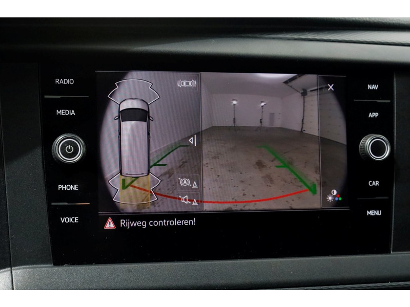 50966197-volkswagen-transporter-13