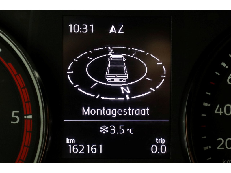 50991888-volkswagen-crafter-16