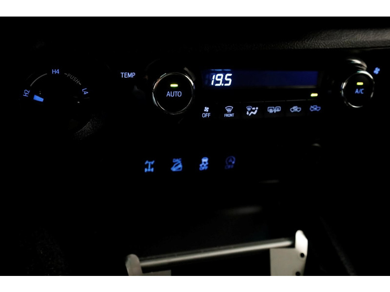 51052410-toyota-hilux-15