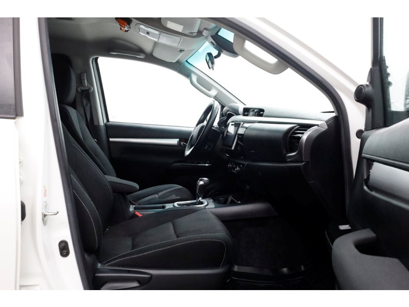 51227366-toyota-hilux-3