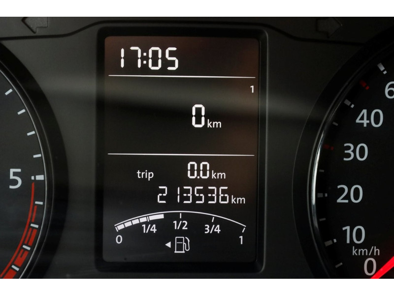 51227517-volkswagen-transporter-17