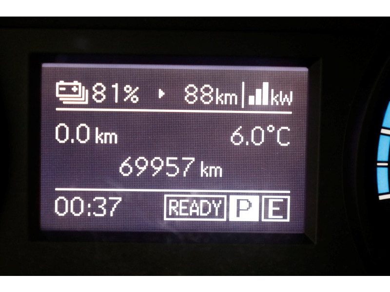 51389375-mercedes-benz-evito-16