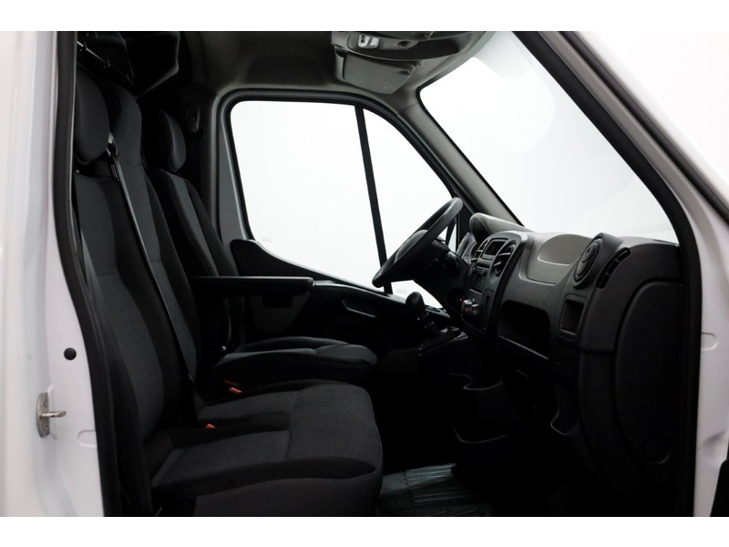 51472297-renault-master-6