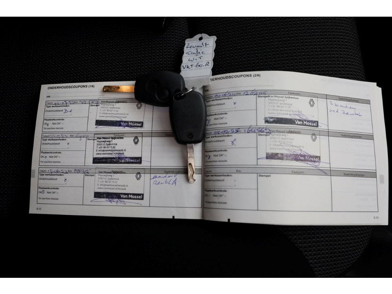 51802286-renault-trafic-8