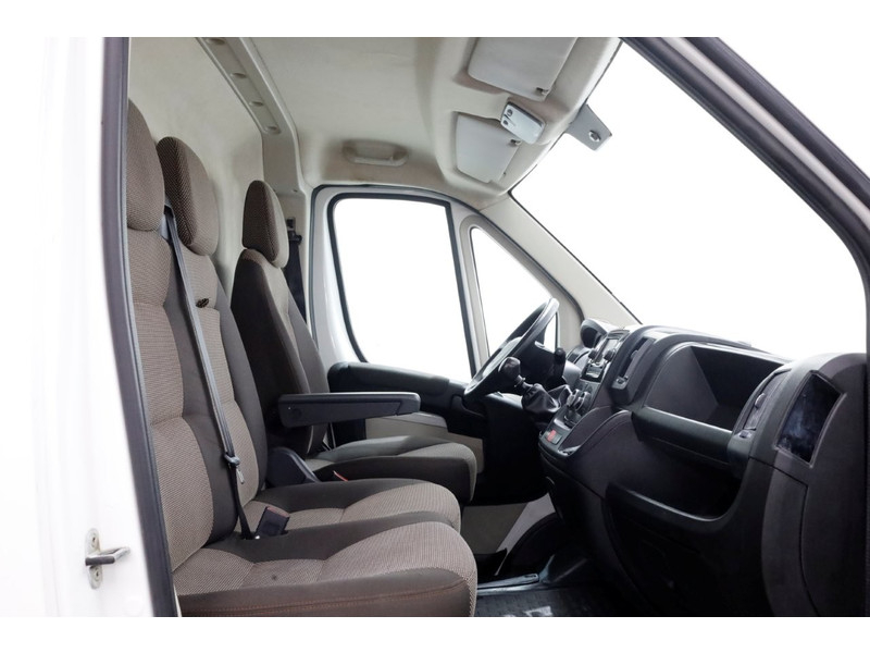 51864698-peugeot-boxer-3