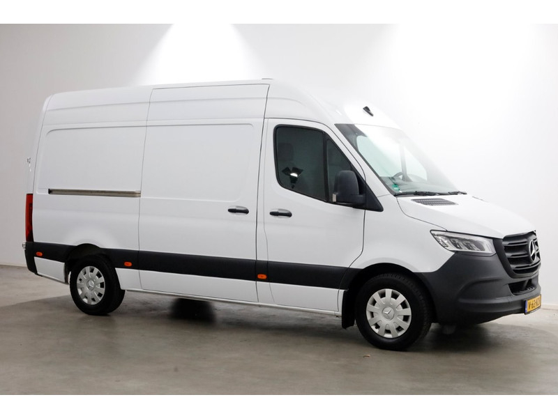 51907776-mercedes-benz-sprinter-10