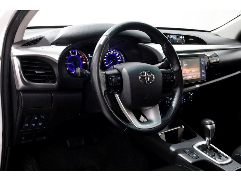 51944707-toyota-hilux-13