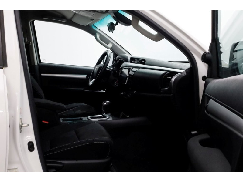 51944707-toyota-hilux-3