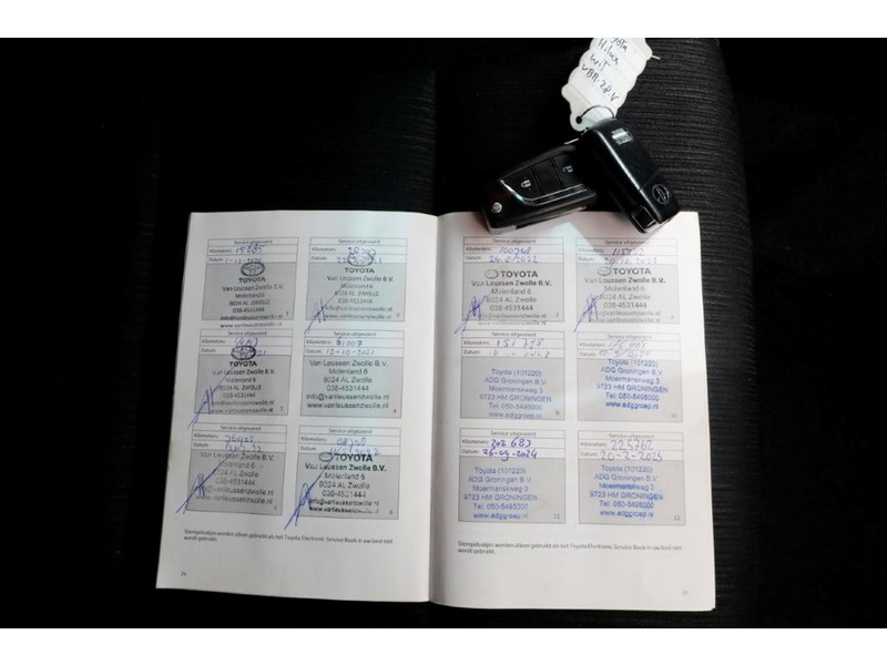 51944707-toyota-hilux-7