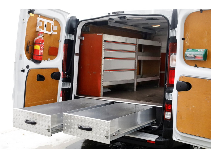 52045378-opel-vivaro-11