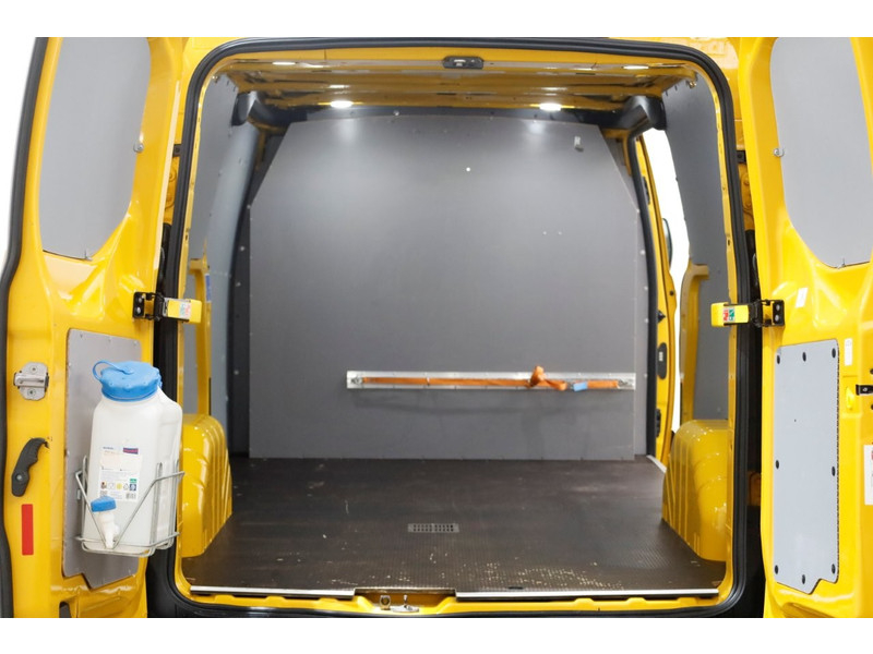 52046320-ford-transit-custom-5