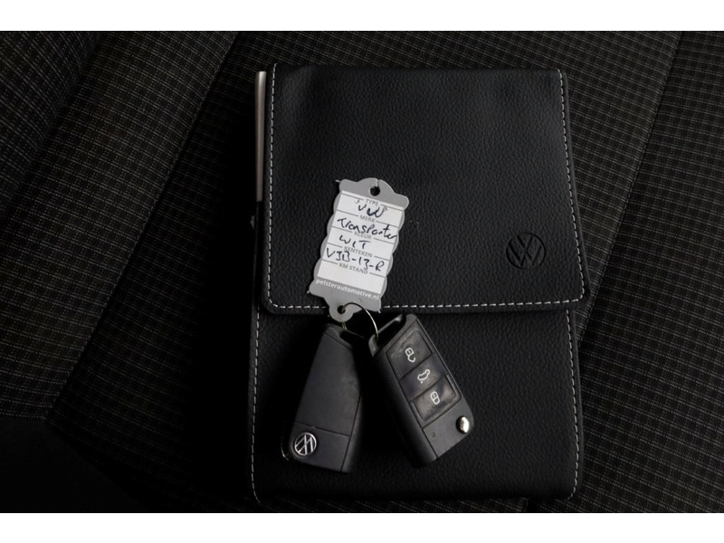 52046582-volkswagen-transporter-6