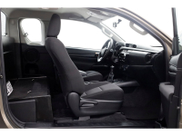 48611505-toyota-hilux-3
